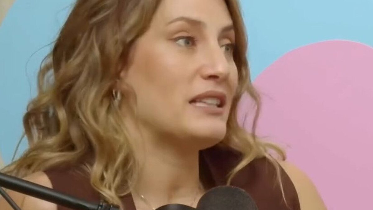 ALSURinforma's tweet photo. #FARANDULA  @MicaViciconte  reveló el insólito problema que surgió durante la primera vez con @FabiánCubero 
Mica comentó cuál fue su reacción al instante al ver que algo extraño sucedía: "Ahí yo le dije: '¿estás bien?'. 'Me acalambré' me dijo él.

Viciconte comentó que el deportista venía de jugar un partido con el club Vélez Sarfield y ahí se habría dado el inesperado inconveniente físico justo en ese momento de privacidad.

En una charla en el streaming Criemos Libres, Mica Viciconte repasó los últimos meses de su embarazo de Luca y cuál fue la particular condición que le puso por aquel entonces a Fabián Cubero .

Y detalló: "Yo le dije a Fabi que si yo no podía entrenar él tampoco podía, porque el hijo es de los dos. Y si yo no podía ir, él tampoco. A mí me re afectó no poder ir a entrenar".

Durante las primeras semanas de Luca en la familia, Mica Viciconte contó que necesitaba contar con la compañía de Cubero para atravesar el puerperio y ocuparse juntos de los cuidados de su hijo.

"Cuando nació Luca le dije que necesitaba que esté dos semanas conmigo, pero que tampoco podía ir a entrenar. Al día 29 de reposo después de parir, el médico me dijo que yo ya podía entrenar y recién ahí le dije a Fabi que él podía volver a ir", comentó.

Durante las primeras semanas de Luca en la familia, Mica Viciconte contó que necesitaba contar con la compañía de Cubero para atravesar el puerperio y ocuparse juntos de los cuidados de su hijo.
https://t.co/BRRAXNs3Rz