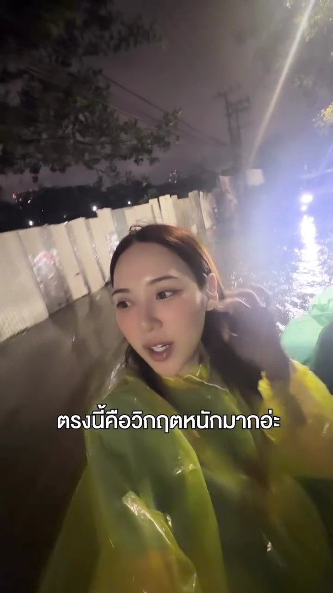 NtK0572's tweet photo. ใจดีมากหนู ลุยน้ำเอาของไปให้คนที่โดนน้ำท่วมอีก
ดูแลสุขภาพตัวเองด้วยนะลูก
 #ญดานริลญา #yadarilya https://t.co/xf2xCnTTUr