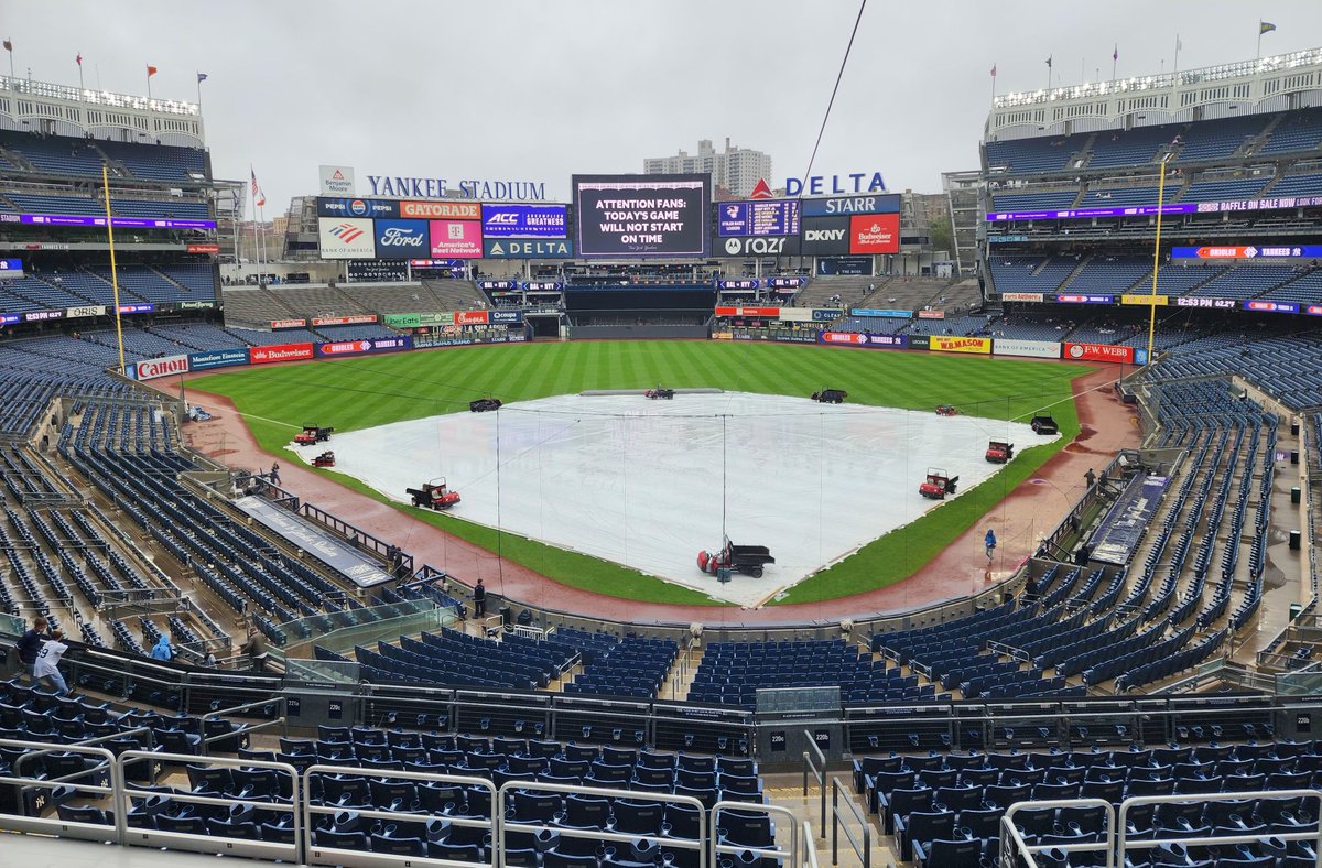 carlostatis's tweet photo. En #Duda la #Celebración del #Juego No. 162 de la #SerieRegular para los @Orioles y @Yankees en #YankeeStadium
#Agua y #Lona dicen #Presentes
@Enrique_Rojas1 @JohnnyTrujillo1 https://t.co/2aL6ZuNbc0