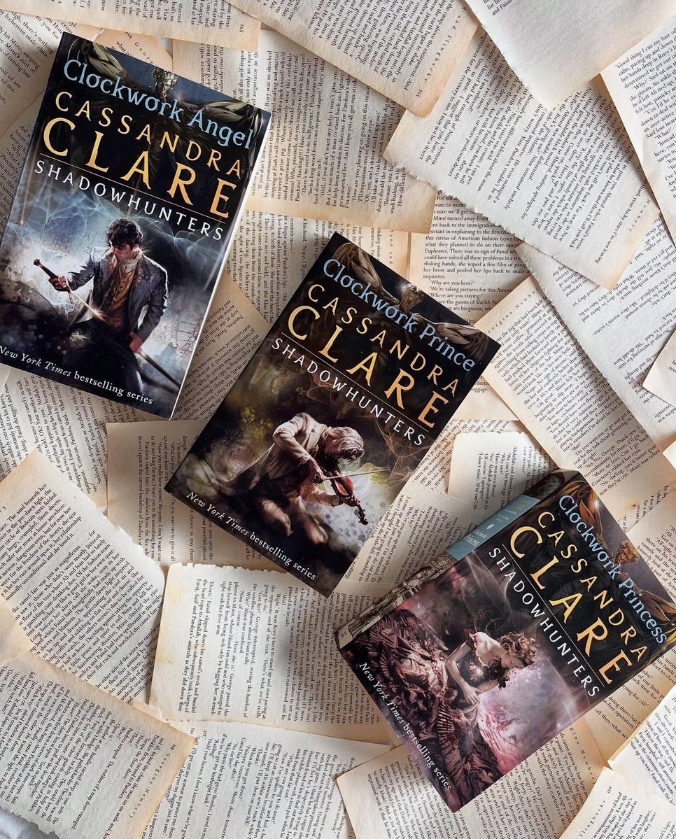 whimsicAleee's tweet photo. hi, i’m Ale!
i’m looking for new moots on #booktwt ! 

𝜗ৎ she/her 27
𝜗ৎ fav genres: fantasy, romantasy &amp; YA 
𝜗ৎ fav books: the folk of the air, ouabh, thg, shatter me, shadowhunters (mostly TID &amp; TDA), six of crows
𝜗ৎ extras: music &amp; video games

♡ / ↻ to be moots! https://t.co/3WAM5TihH2