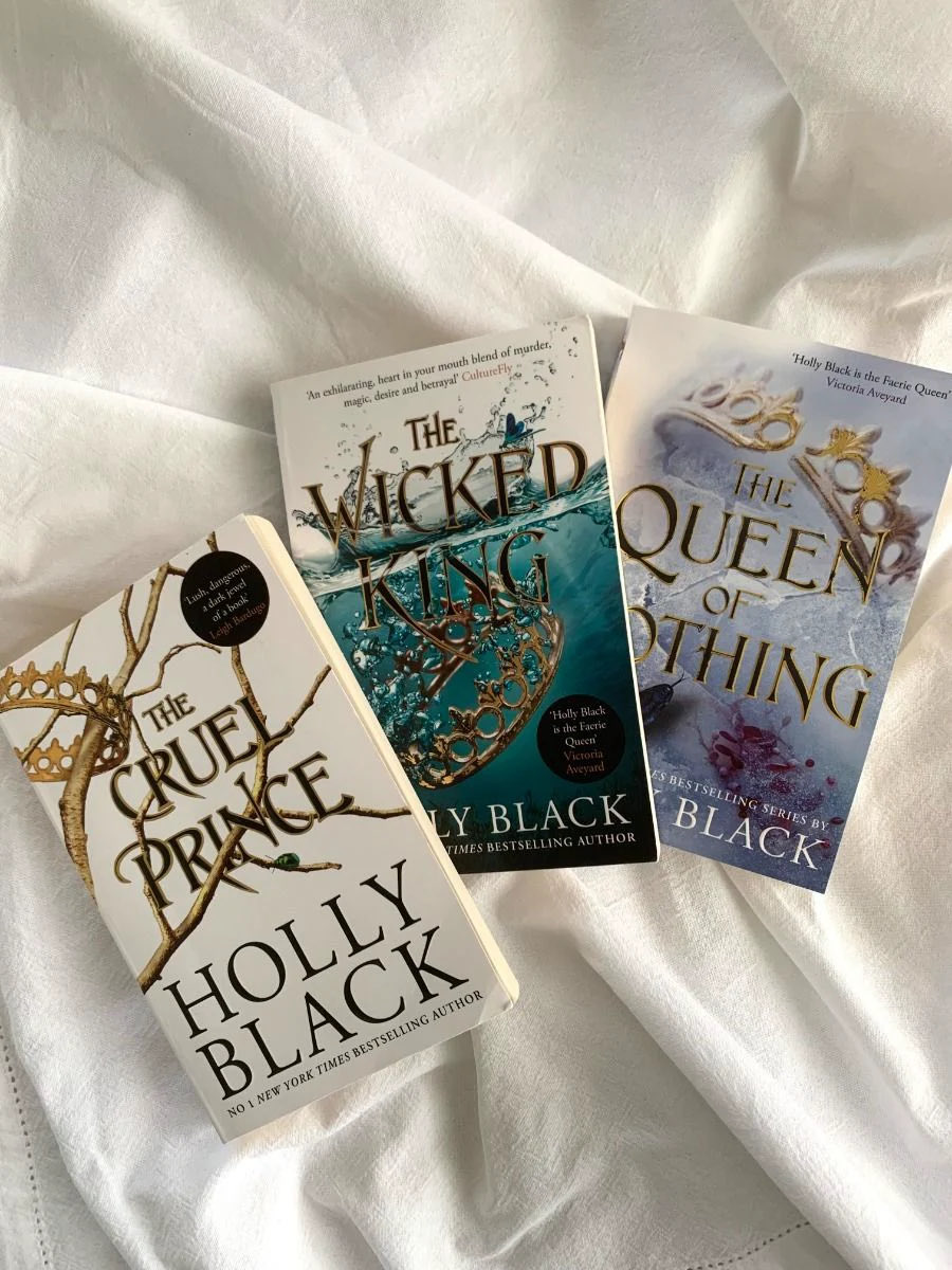 whimsicAleee's tweet photo. hi, i’m Ale!
i’m looking for new moots on #booktwt ! 

𝜗ৎ she/her 27
𝜗ৎ fav genres: fantasy, romantasy &amp; YA 
𝜗ৎ fav books: the folk of the air, ouabh, thg, shatter me, shadowhunters (mostly TID &amp; TDA), six of crows
𝜗ৎ extras: music &amp; video games

♡ / ↻ to be moots! https://t.co/3WAM5TihH2