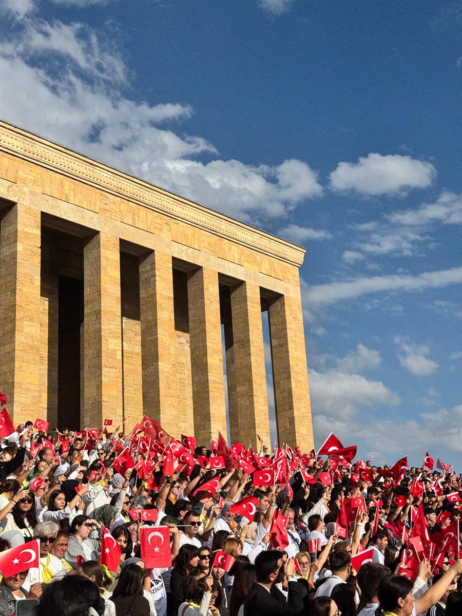 dnzlml's tweet photo. #3EkimdeLÖSEVleAnıtkabirde 
@losev1998 
Lösemiye karşı birlikte daha güçlüyüz, Ata’mızın izindeyiz! 🤍 https://t.co/srRps9ReMA
