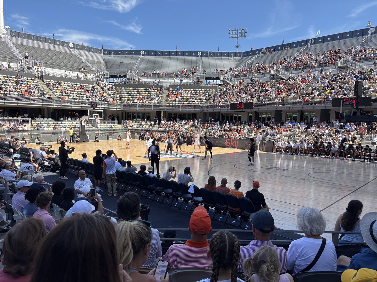 MWhoops's tweet photo. Might be early on the calendar, but never too early to start my exhibition tour for the upcoming season. Outdoor hoops from Charleston! Vandy vs Virginia. https://t.co/qz1lIwOWdj
