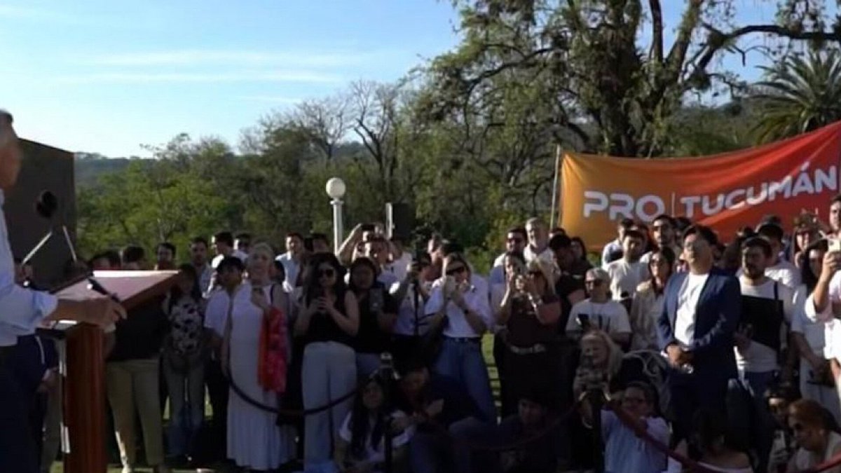ALSURinforma's tweet photo. #RELANZAMIENTO  @mauriciomacri  quiso relanzar el #PRO en Jujuy pero no fue casi nadie 

Mauricio Macri volvió a Jujuy para un encuentro regional del PRO, pero se expuso a una ínfima convocatoria, que se intentó disimular con fotos tomadas muy de cerca y con angulos cerrados.

Detrás de un atril y con las montañas de fondo, el expresidente habló ante un grupo minusculo de militantes de varias provincias del norte argentino La escasa convocatoria confirma la idea que Milei y Patricia Bullrich le vaciaron las bases al PRO y ahora el ex presidente enfrenta serias dificultades para reconstruir una red de militantes potente, en un claro contraste con 2015 cuando Macri juntó una multitud en Humahuaca para el cierre de campaña del ballotage que lo hizo presidente.

En Jujuy agregaron otro elemento. Macri habría decidido ir a Jujuy porque estaba interesando en ver a Chano Carpetiner de Tan Binónica que justo tocada en esa provincia.

"Se alojaron en el mismo hotel", reveló a LPO un dirigente que agregó "Mauricio se la pasa paseando". Macri habría decidido ir a Jujuy porque estaba interesando en ver a Chano Carpetiner de Tan Binónica que justo tocada en esa provincia.

En el PRO culparon a Fernando de Andres por la mala organización del evento, que dejó expuesto a Macri a la foto incómodo de hablar frente a una audiencia muy reducida.

Macri presentó el "Encuentro regional del PRO en Jujuy" y en una veleada referencia a aquel momento de popularidad del pasado afirmó en X: "Es una provincia a la que le tengo un cariño enorme.

Jujuy ocupa un lugar especial en la historia del PRO". "Seguimos con una tarea clara: construir equipos, sumar gente nueva, formar dirigentes y trabajar para que el cambio sea irreversible", sostuvo el expresidente.
https://t.co/Y2vKJ3olkm