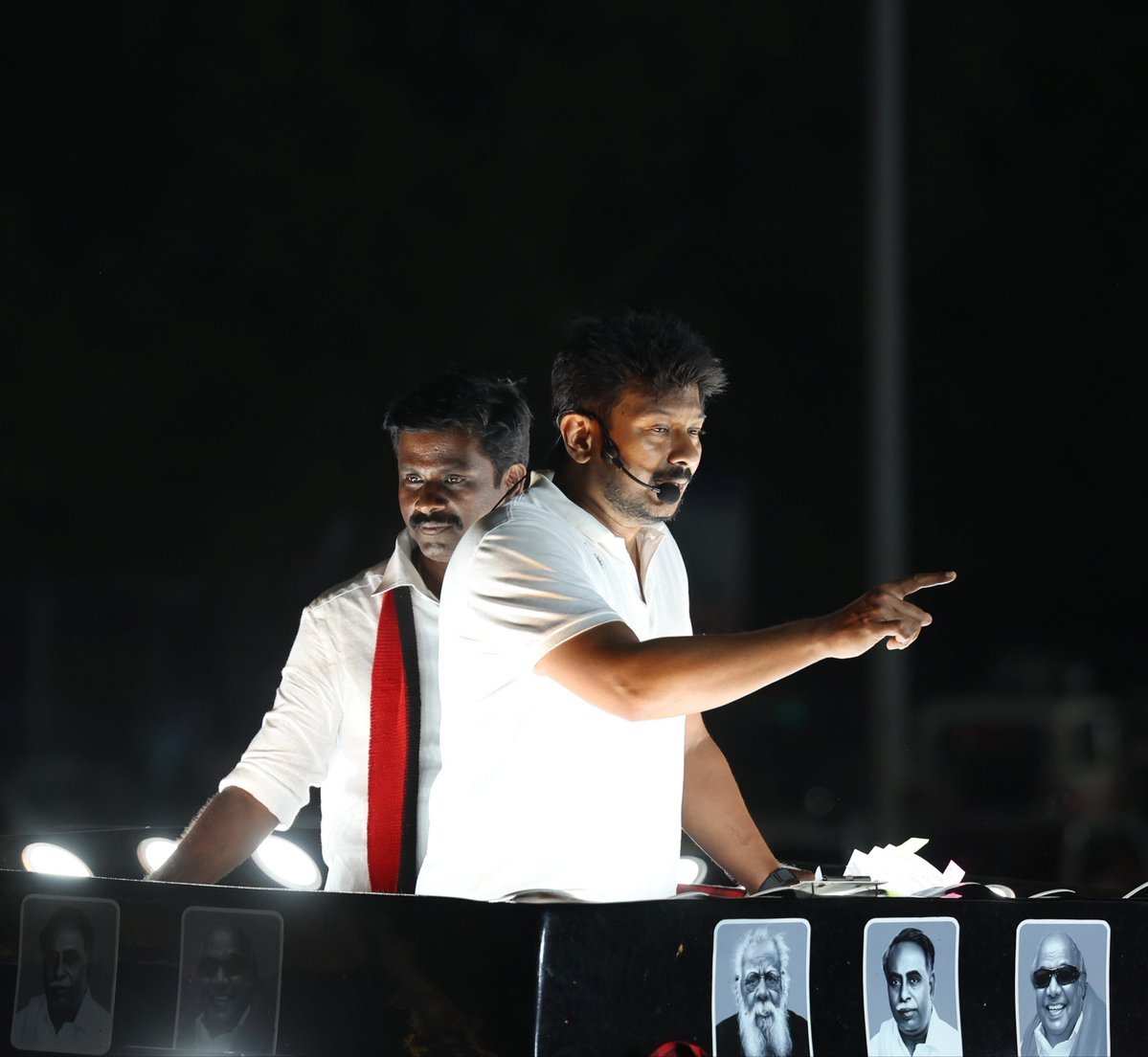 Udhaystalin's tweet photo. Sofa Model ஆட்சியாளர்களின் ஆள்பிடிக்கும் அரசியலால் நடக்கின்ற மதுராந்தகம் இடைத்தேர்தலில் போட்டியிடும், கழக வேட்பாளர் அன்புச் சகோதரர் @iparanthamen அவர்களுக்கு ஆதரவாக கருங்குழி பகுதியில் இன்று வாக்கு சேகரித்தோம். தமிழ்நாட்டின் வளர்ச்சியை பின்னோக்கி இழுத்துச் செல்லும் இந்தக் கோமாளி ஆட்சியாளர்களின் வீழ்ச்சிக்கு இந்த இடைத்தேர்தல் ஒரு தொடக்கமாக இருக்கும் என்று உரையாற்றினோம்.

@evvelu @thamoanbarasan @ksundarmla @Joel_Dmk @AbdulmalikDmk @Prabhugajendran