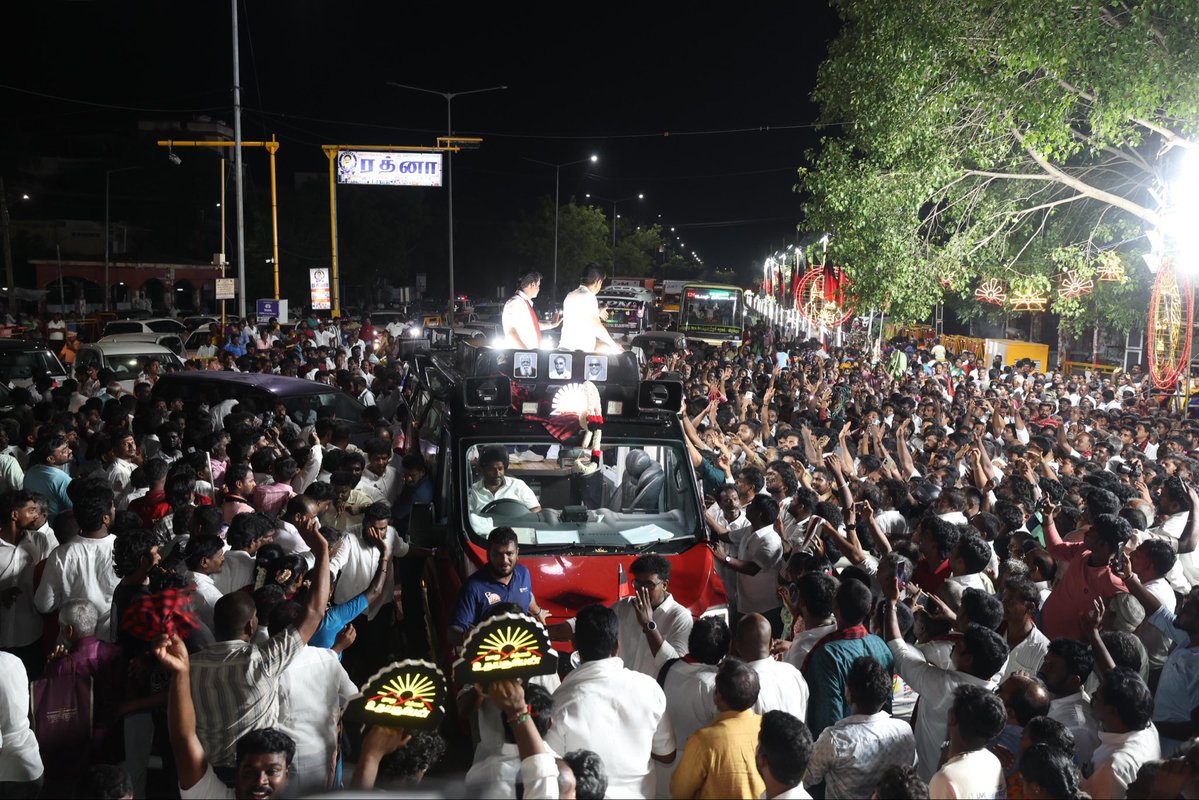 Udhaystalin's tweet photo. Sofa Model ஆட்சியாளர்களின் ஆள்பிடிக்கும் அரசியலால் நடக்கின்ற மதுராந்தகம் இடைத்தேர்தலில் போட்டியிடும், கழக வேட்பாளர் அன்புச் சகோதரர் @iparanthamen அவர்களுக்கு ஆதரவாக கருங்குழி பகுதியில் இன்று வாக்கு சேகரித்தோம். தமிழ்நாட்டின் வளர்ச்சியை பின்னோக்கி இழுத்துச் செல்லும் இந்தக் கோமாளி ஆட்சியாளர்களின் வீழ்ச்சிக்கு இந்த இடைத்தேர்தல் ஒரு தொடக்கமாக இருக்கும் என்று உரையாற்றினோம்.

@evvelu @thamoanbarasan @ksundarmla @Joel_Dmk @AbdulmalikDmk @Prabhugajendran