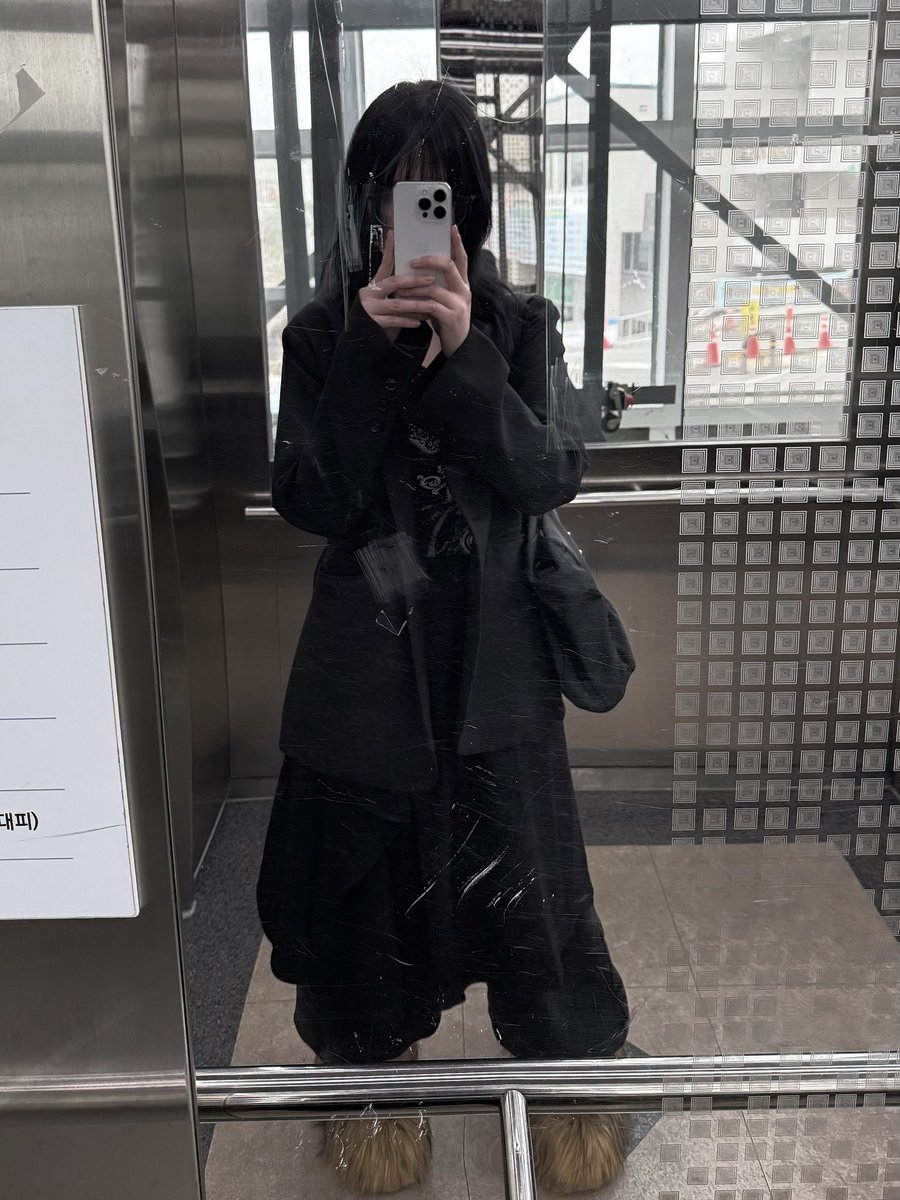 _ammoc's tweet photo. 지금은 얼레벌레…~~ 무채색고집녀…~~~ https://t.co/DRmn4aJTas