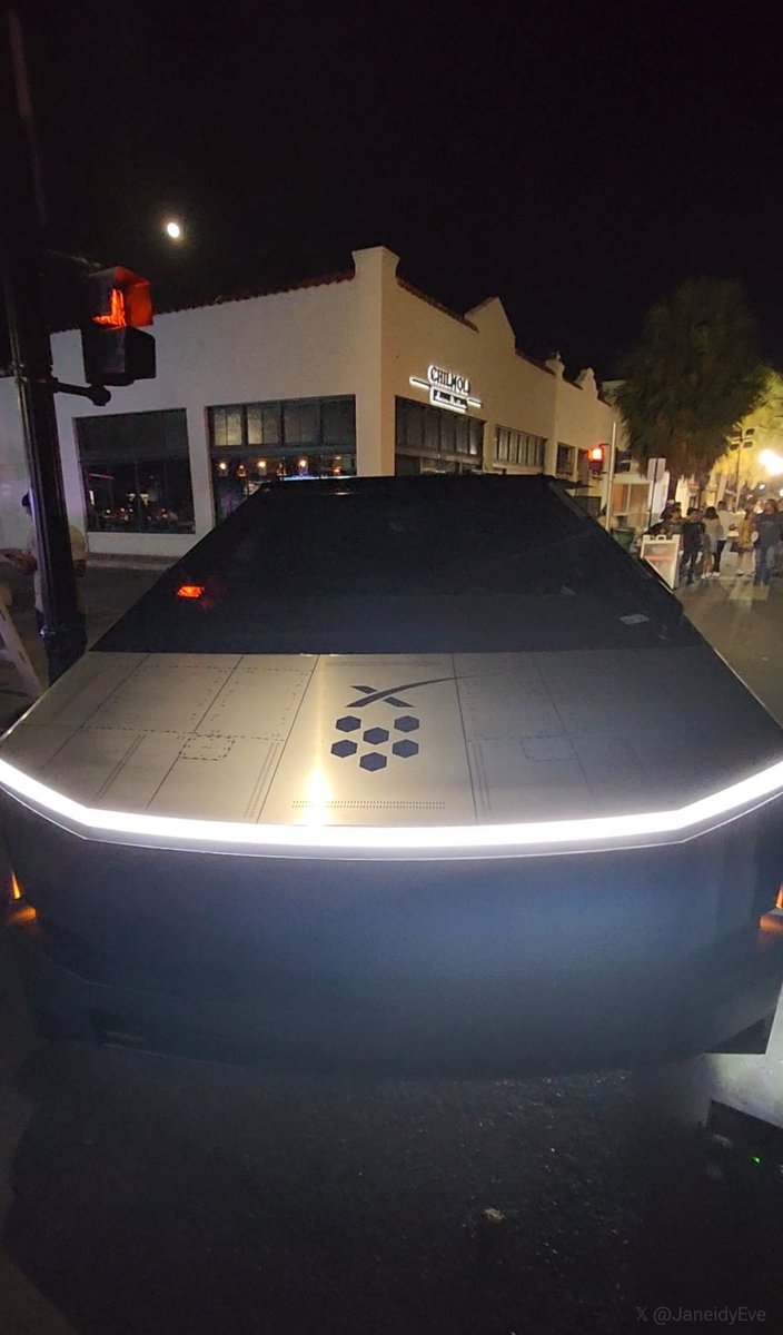 JaneidyEve's tweet photo. The Tesla Cybertruck with Starship heat shield tiles design looks so cool. $TSLA $SPCX https://t.co/LODLLzozq2