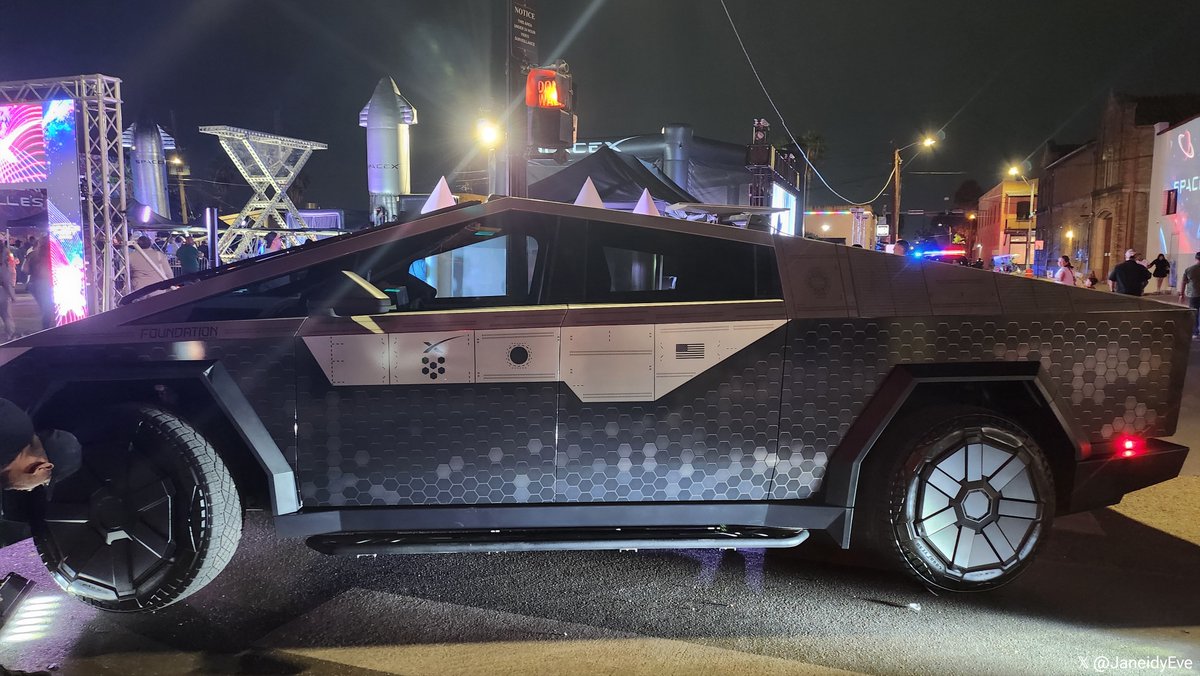 JaneidyEve's tweet photo. The Tesla Cybertruck with Starship heat shield tiles design looks so cool. $TSLA $SPCX https://t.co/LODLLzozq2