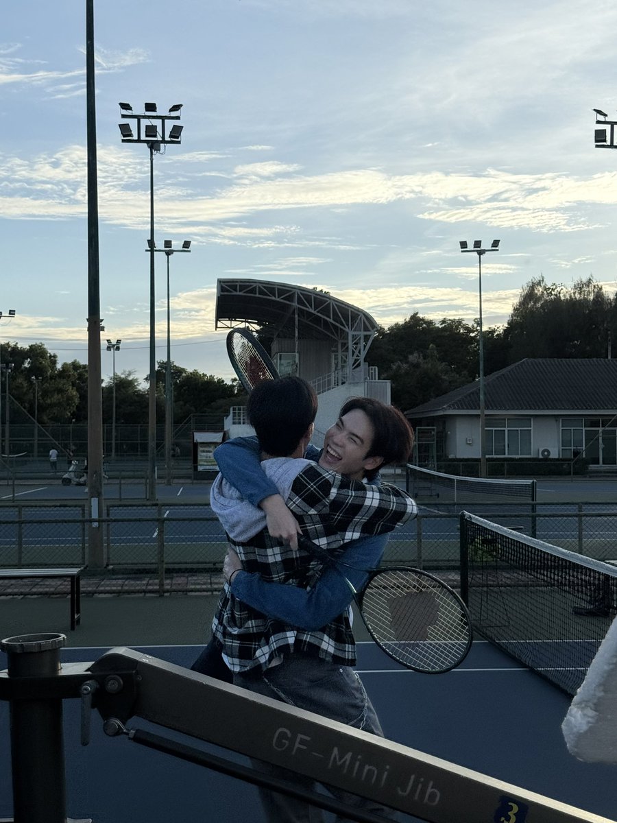 PKrittanun's tweet photo. จบบริบูรณ์แล้วนะครับสำหรับ “MatchPoint รักนี้ต้องเสิร์ฟ” ผมรู้สึกภูมิใจในผลงานชิ้นนี้ของผมมากๆ เพราะผมทำมันอย่างเต็มที่เเละทุ่มเทสุดหัวใจของผม ผมอยากขอบคุณโอกาสที่ผู้ใหญ่ทุกคนมอบให้ผม มันเป็นสิ่งที่มีค่ากับผมมากๆครับ ขอบคุณพี่ถา พี่เอ็กซ์ พี่เอโกะ ที่ให้โอกาสผมได้มาเล่นซีรีส์เรื่องนี้นะครับ ผมมีความสุขมากๆตลอดการถ่ายทำ ผมรู้สึกเหมือนไม่ได้ไปทำงาน เเต่ไปมีความสุขในชีวิต ไปใช้ชีวิตในกองที่มีเเต่คนน่ารักๆ และได้เจอผู้คนมากมายเลยครับ ผมอยากขอบคุณผู้กำกับ พี่ฉิก ที่ตั้งใจทำซีรีส์เรื่องนี้มากๆครับ ผมเห็นความทุ่มเท Passion ของพี่ฉิก ทำให้ผมยิ่งมีไฟในการเล่นซีรีส์เรื่องนี้เข้าไปอีก และผมอยากให้เครดิตพี่ฉิก ในเรื่องการแนะนำผมในการเเสดงครับ พี่ทำให้ผมเล่นออกมาเป็นตัวละครได้ดีขึ้นจริงๆ แล้วผมอยากขอบคุณพี่เเจ้ว(Acting Coach) ที่ทุ่มเทกับพวกเรามากๆ คอยสอนเเละเเนะนำพวกเราตลอดเวลา คอยอยู่ข้างๆพวกเราเสมอ ผมอุ่นใจมากๆเวลามีพี่มาคอยโค้ชพวกผมอยู่เสมอนะครับ และผมอยากขอขอบคุณทีมงานทุกคน ที่เหนื่อยกว่าพวกเรา 10 ล้านเท่านะครับ ขอบคุณจากใจจริงๆเลยครับ ขอบคุณนะ เตโช โตเช ที่เราสู้ด้วยกันมาตลอด ไม่ว่าจะเจอปัญหาอะไรเราก็จับมือก้าวข้ามผ่านมันมาได้ พี่เชื่อในตัวน้องเสมอนะ ว่าน้องทำได้ เเล้วน้องก็ทำได้จริงๆ น้องโคตรเก่งเลยนะ เเละเราจะลุยไปต่อกันอีกยาวๆเลย และที่สำคัญที่สุดผมอยากขอบคุณแฟนคลับทุกคนที่ support กันมาตลอด คอยให้กำลังใจ ปั่นเทรนด์ สิ่งที่แฟนคลับทำมันทำให้ผมรู้สึกซึ้งและตื้นตันใจอยู่ตลอดเวลา บางครั้งอ่านข้อความที่เเฟนคลับให้กำลังใจมาก็เเอบน้ำตาซึมบ้างนะ🥹 ขอบคุณที่รักผมเเละสนับสนุนผมไม่ว่าผมจะทำอะไรนะครับ รักทุกคนมากๆ สุดท้ายนี้ผมอยากจะบอกว่า ผมรักเรื่อง MatchPoint มากๆ เเละผมก็หวังว่าทุกคนจะรักซีรีส์เรื่องนี้ เหมือนที่ผมรักนะครับ🤍🙇🏻‍♂️

ปิง กฤตนัน

MATCH POINT LAST SERVE

#MatchPointSeriesFinalEP