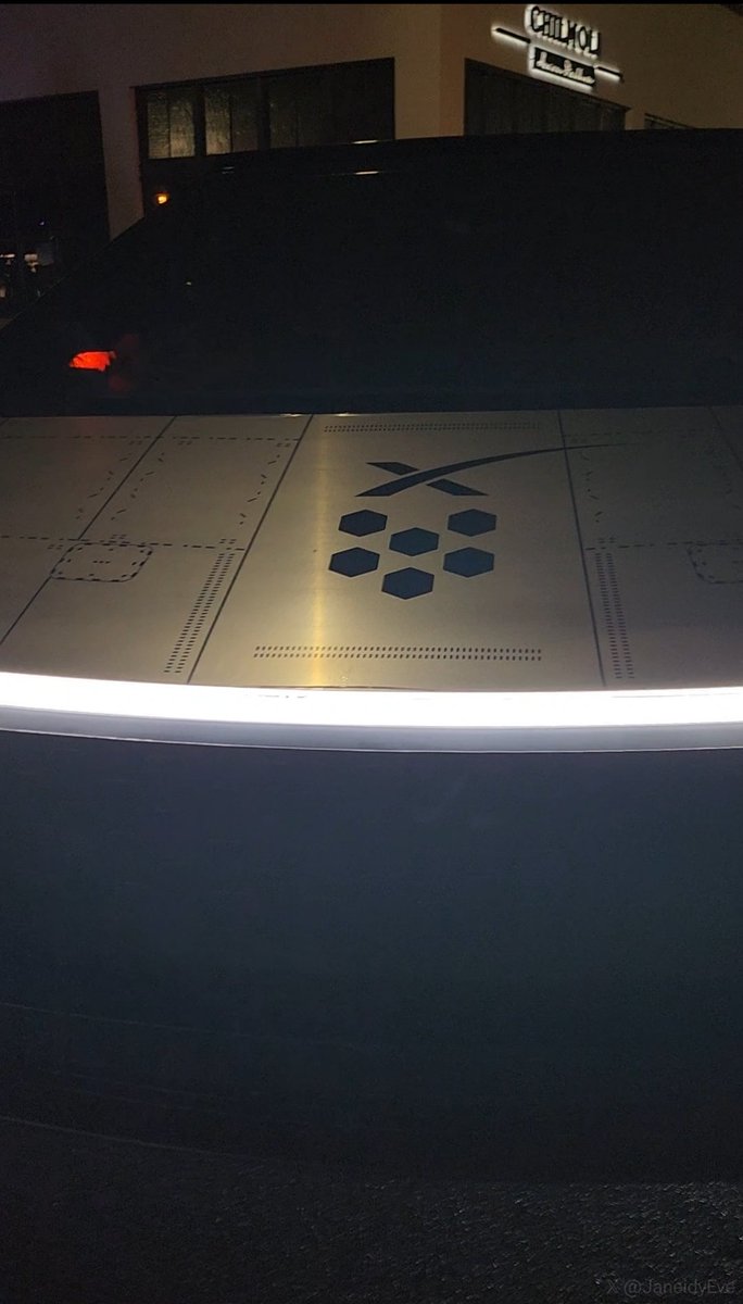 JaneidyEve's tweet photo. The Tesla Cybertruck with Starship heat shield tiles design looks so cool. $TSLA $SPCX https://t.co/LODLLzozq2