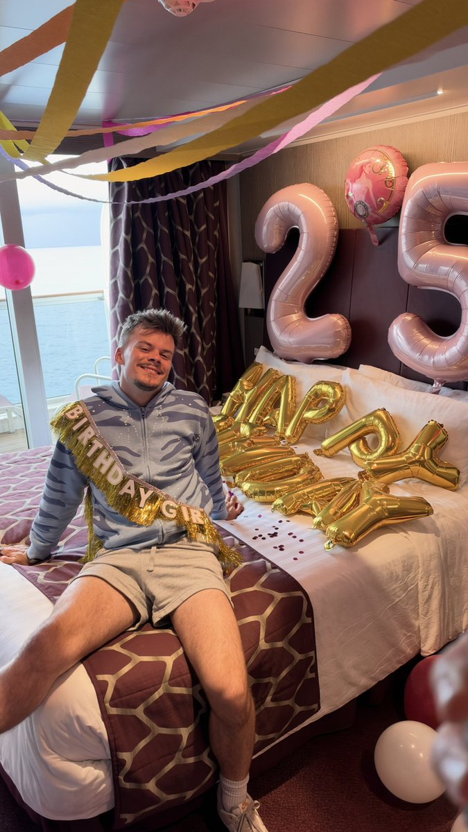 imperoariana's tweet photo. puis j’ai fêté mes 25 ans sur une croisière aux Bahamas ✨🌴 #LGBTQIALeaveAreFalling https://t.co/ZhcyJ8WGAv