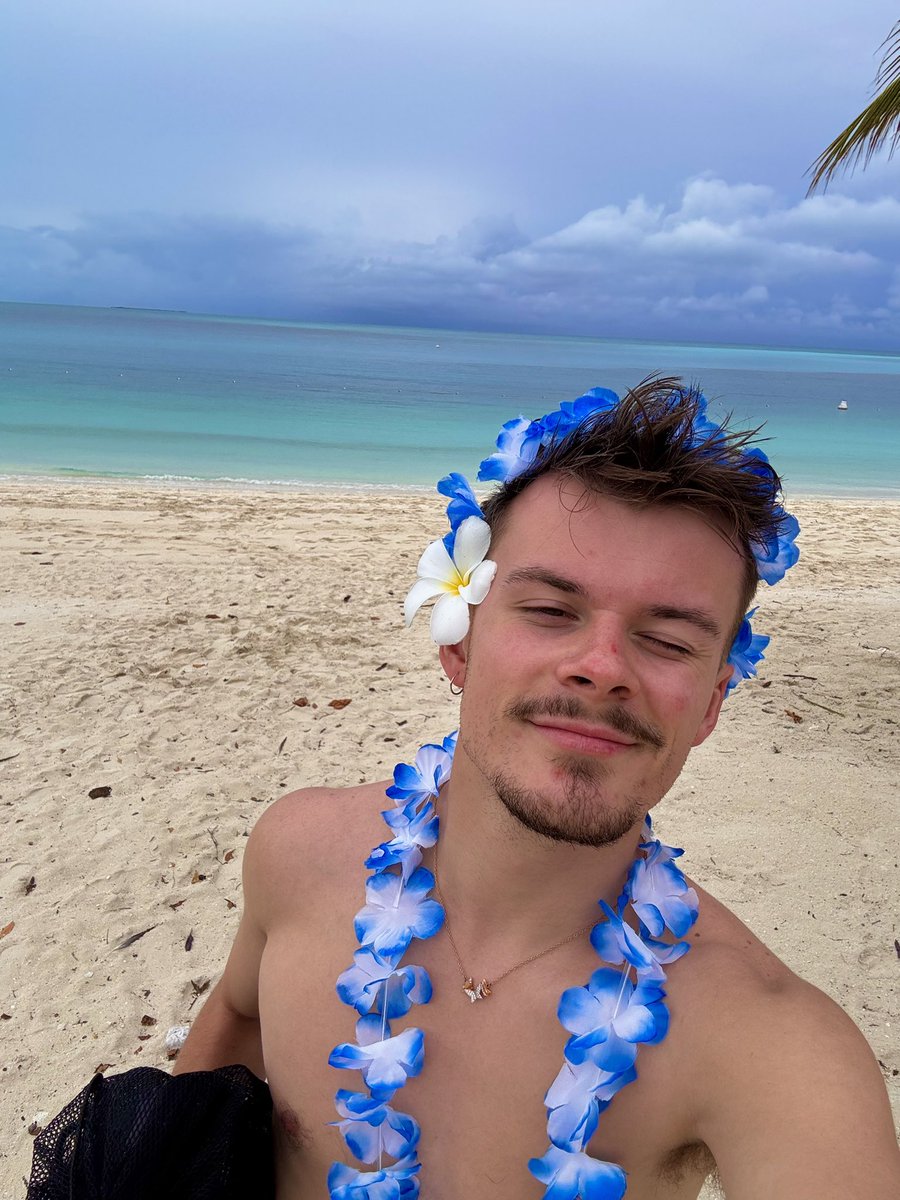 imperoariana's tweet photo. puis j’ai fêté mes 25 ans sur une croisière aux Bahamas ✨🌴 #LGBTQIALeaveAreFalling https://t.co/ZhcyJ8WGAv