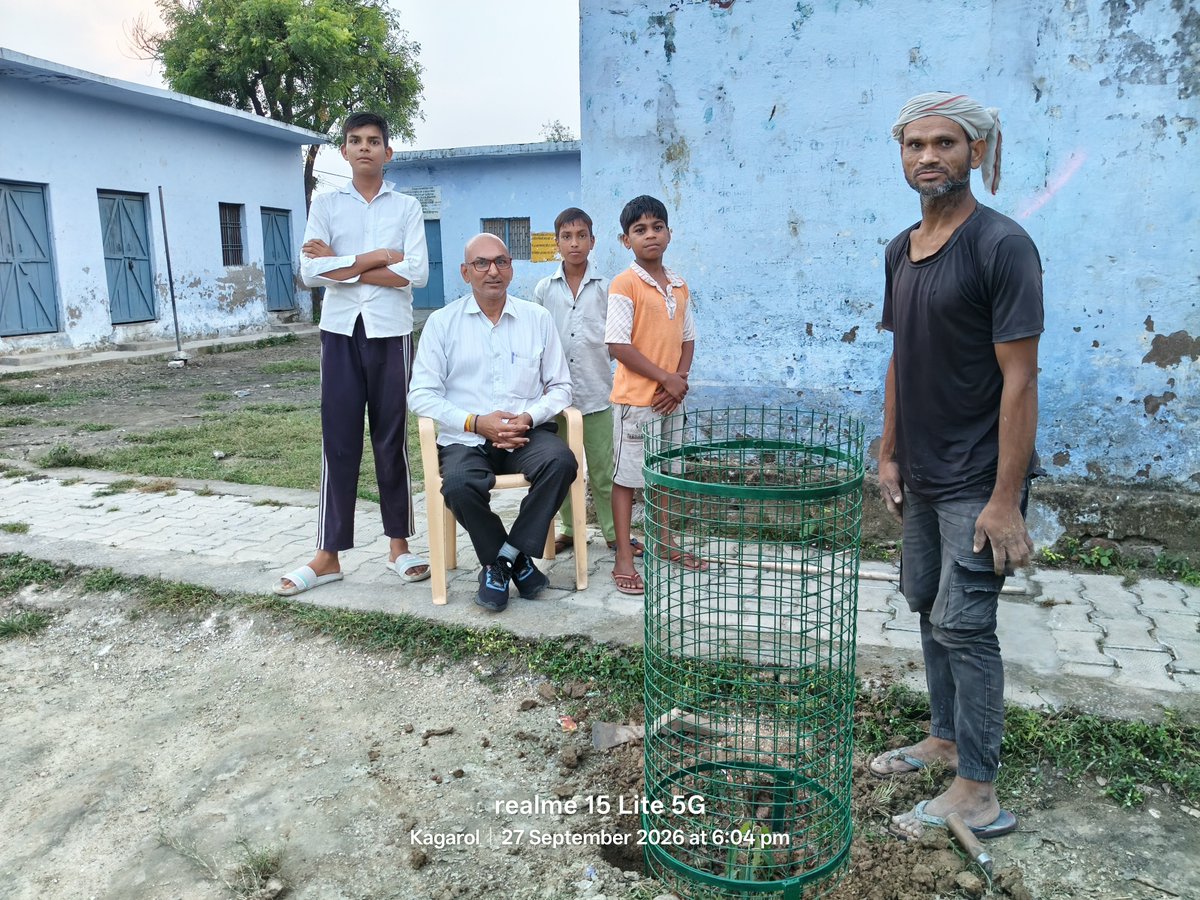 satyapals225's tweet photo. ईको क्लब फॉर मिशन लाइफ के अंतर्गत परम् आदरणीय जिला बेसिक शिक्षा अधिकारी आगरा व खण्ड शिक्षा अधिकारी खेरागढ़ के निर्देशन व मेंटर खेरागढ़ डॉ मनोज कुमार वार्ष्णेय के मार्गदर्शन में पौधों को बंदरों से बचाने के लिए ट्री-गार्डों को कंक्रीट के साथ स्थापित कराते हुए https://t.co/HsN6V5cUBC