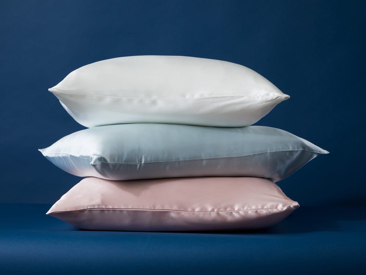 yourcomfortpal's tweet photo. Why silk? Because what you sleep on matters. ✨

Silk is  gentle, helps reduce friction, tangling, frizz, and breakage while you sleep especially for natural and relaxed hair.
Your hair sleeps too. Give it something gentle. 🤍
#selq #yourcomfortpal #silk #sleep https://t.co/9KiXtJHOqG