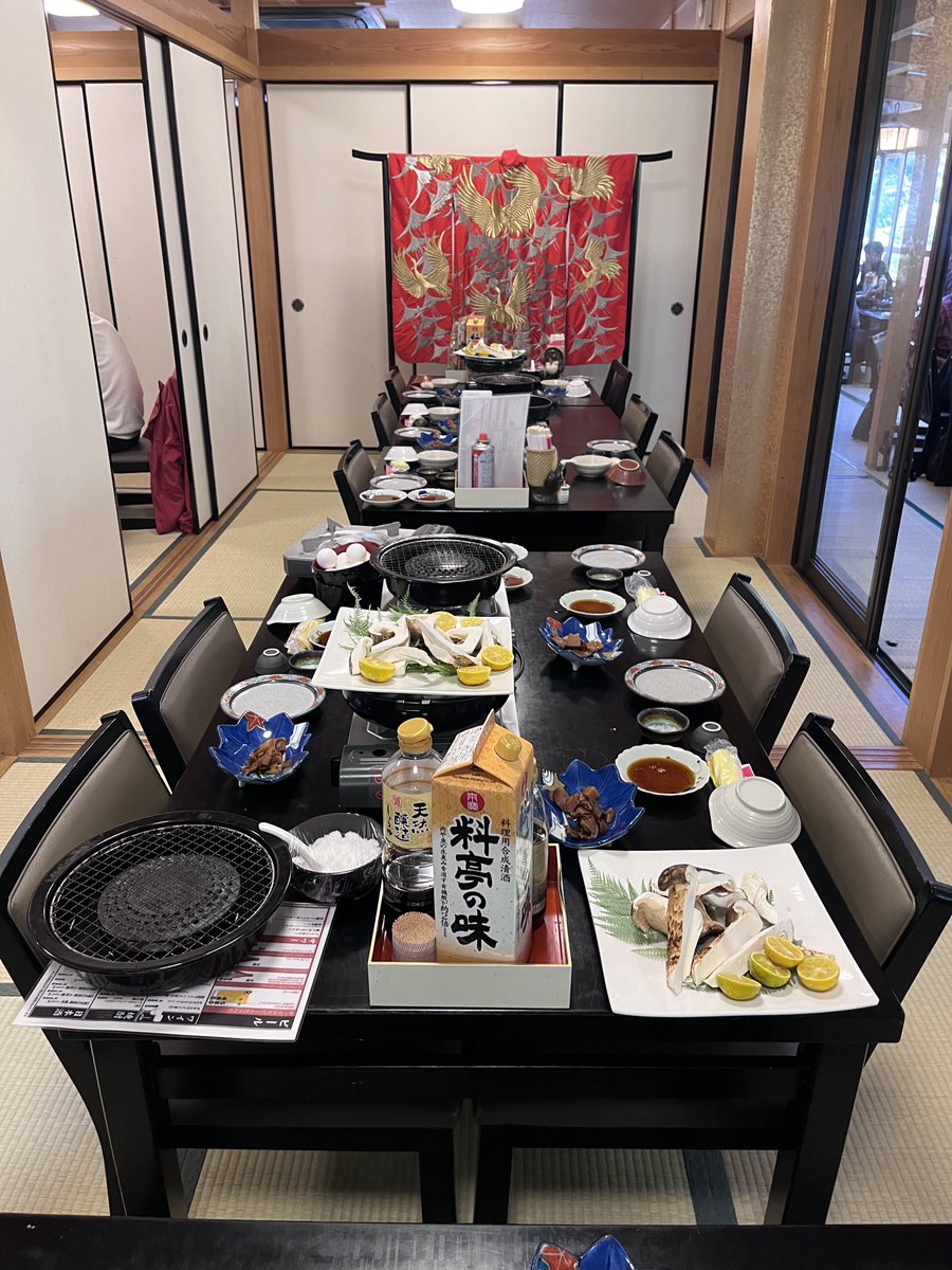 kyari_gourmet's tweet photo. ここちょっと遠いけど、ほんまにやばい！！

肉質に対するコスパも最高にいいんやけど、松茸も食べ放題で、なにより時間無制限で楽しめた。

時間気にせずたくさん食べられて、家族皆大満足でまた来よってなったお店🍄‍🟫🥩

もうすぐ一年経つのか、、今年も行きたくなった🤤 https://t.co/GDVeCidyQE