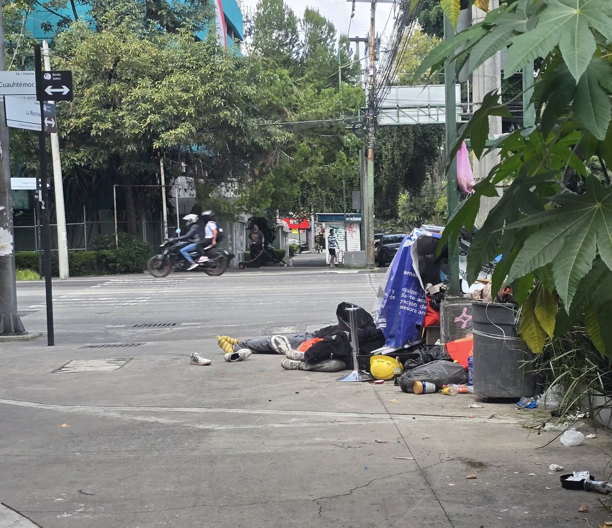 roycky's tweet photo. Como cuando ya no sabes si vives en la alcaldía Cuauhtémoc o si sigues en @BJAlcaldia por favor su apoyo en retirar toda la basura que están acumulado en Avenida Cuauhtémoc y Calle de La Morena @LuisMendozaBJ muchas gracias https://t.co/ZhuyLFR88n