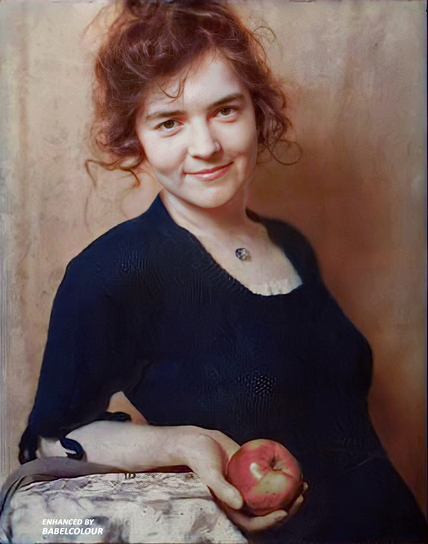 StuartHumphryes's tweet photo. Photographed in colour 104 years ago, this is Dana Desboro Glover, the second wife of the famed photographer Edward Steichen. It was Steichen himself who took this portrait in 1922 - the year before their marriage - depicting his fiancé like Eve proffering tempation's apple... It was taken using an early two-color separation process and isn't colourised.