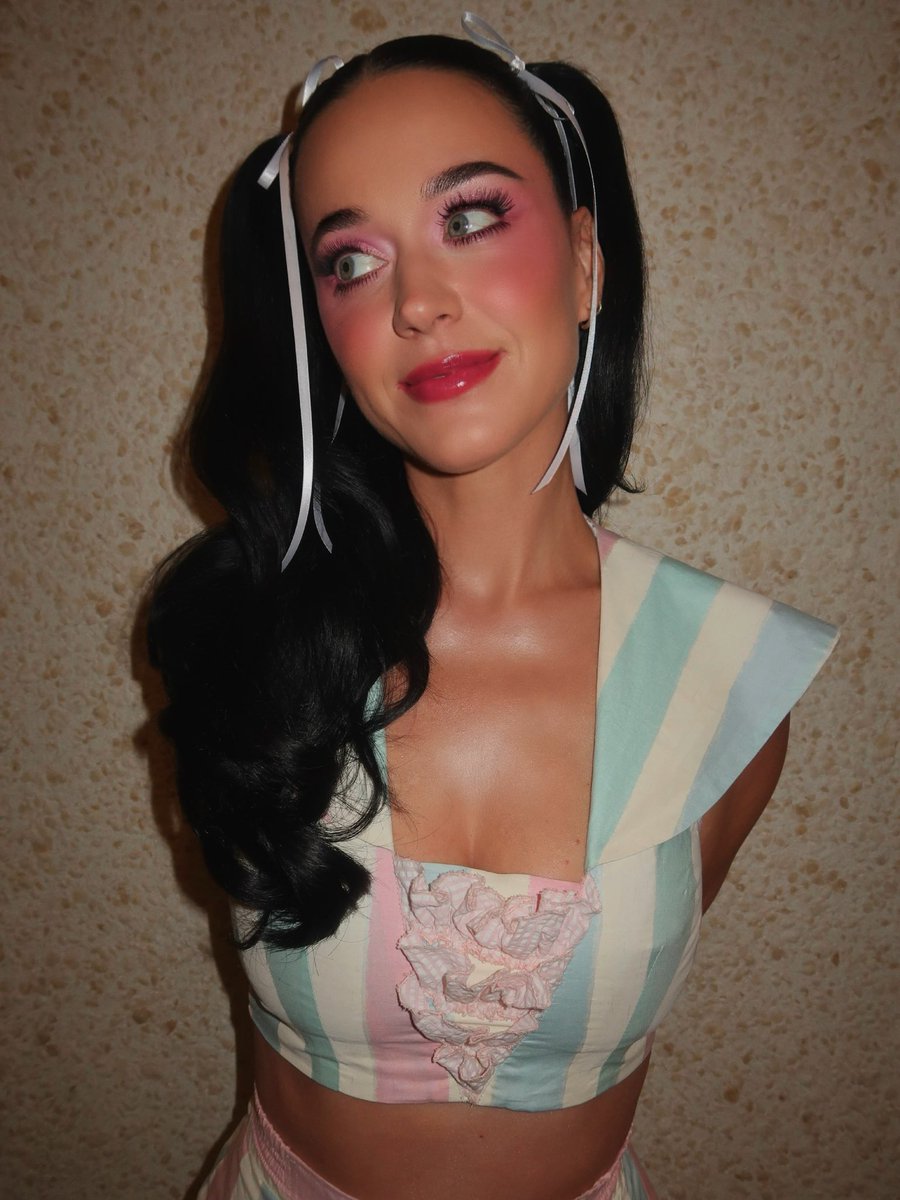 KatyCatsChile's tweet photo. Katy Perry luciendo más hermosa que nunca en un nuevo post de instagram de su maquilladora Alexandra French https://t.co/Jofz9yl4Kx