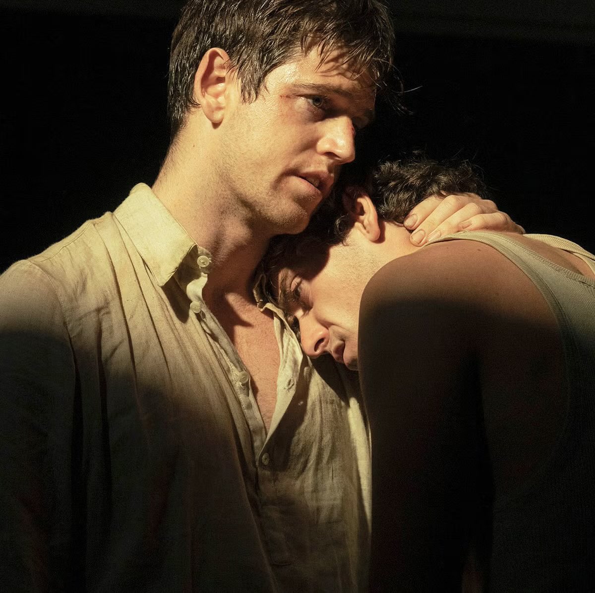 Hgserrano's tweet photo. Maravillosos Guitarrica (soy cero objetivo) y Bernardeau. Muy acertado que no sea una historia de amor “romántico” de cine clásico, sino algo mucho más poderoso: un profundo entendimiento de todo lo que nunca podrán llegar a ser, independientemente del bando en el que han caído. https://t.co/YXO8wOdhJw