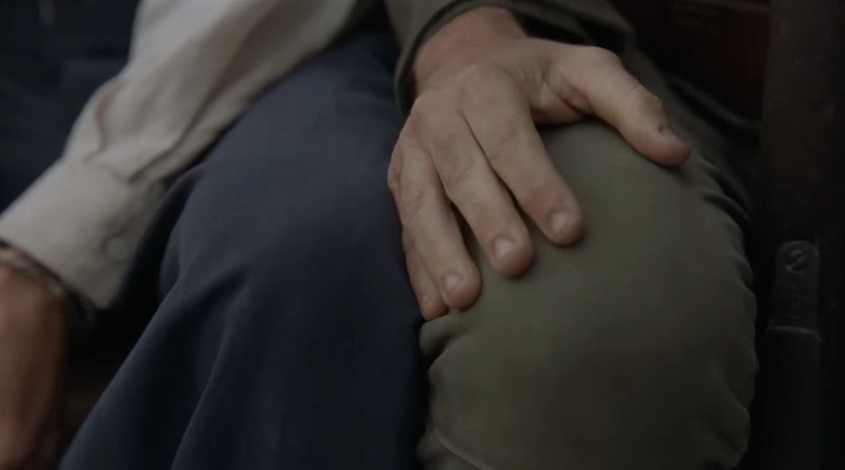 Hgserrano's tweet photo. Mención especial a la última frase de la película: «Mira que nos acechan todavía».

Todo está hoy mejor, pero cuidado, que siguen ahí fuera. Un cierre magistral para no dar por sentado todo lo conseguido. 

Porque no hay nada más honroso que luchar por los que vendrán. https://t.co/nsZB7F9YnM