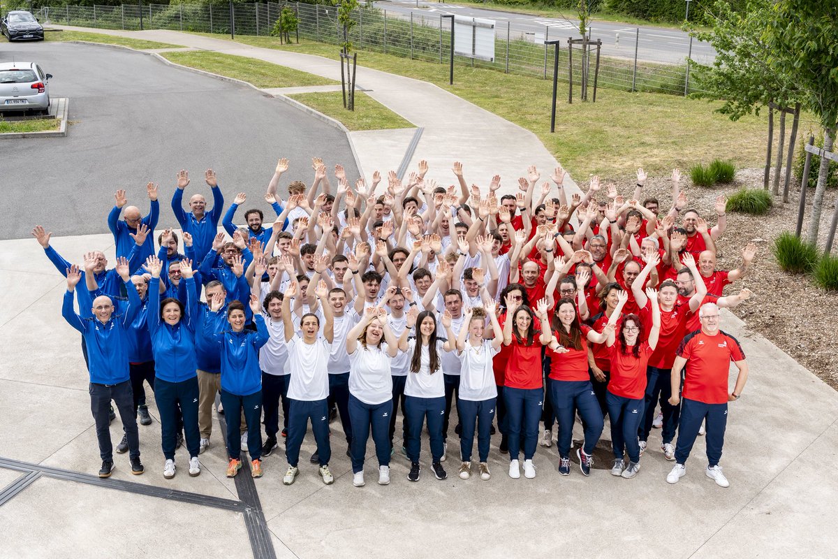 EmmanuelMacron's tweet photo. Félicitations à notre équipe de France des Worldskills qui a brillé à la compétition internationale de Shanghai : 28 métiers récompensés sur 32 représentés !

Ces superbes résultats récompensent des mois de préparation et l’excellence de nos savoir-faire. https://t.co/aiGHUdvaU5