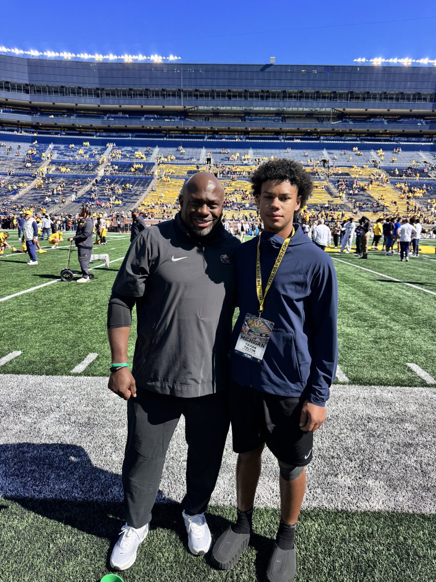 TavianT5's tweet photo. Thank you @CoachTonyAlford for the game day invite! Had a great time, go blue 🔵!
@SFHSFBWheaton @CoachMac44 @khed54 @JohnGeorgeoff @EDGYTIM @AllenTrieu @PrepRedzoneIL @On3 @Rivals https://t.co/alCltJenpP