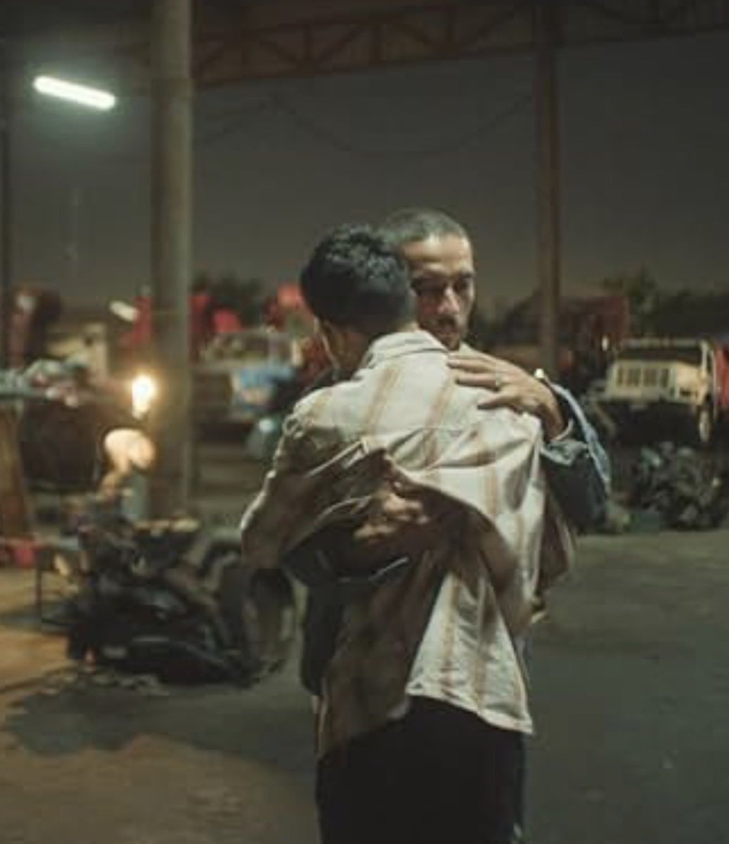 marincine's tweet photo. Excesiva y tremendista, En el Camino (disponible en @hbomax y @PrimeVideo), multinominada al premio Ariel y seleccionada por la @AcademiaCineMx para representar a 🇲🇽 en la competencia por el Oscar a mejor película internacional. Dirigida por David Pablos (realizador de la ganadora del Ariel, Las Elegidas, y la fallida El Baile de los 41), es una crónica de la relación de un joven gay, que tiene encuentros sexuales con traileros, con un chofer con quien entabla una amistad profunda, que se vuelve una historia de amor.
Con su valor argumental, el relato cae en situaciones ciertamente grotescas y burdas, en un evidente, torpe e innecesario afán provocativo cargado de pretenciosidad.