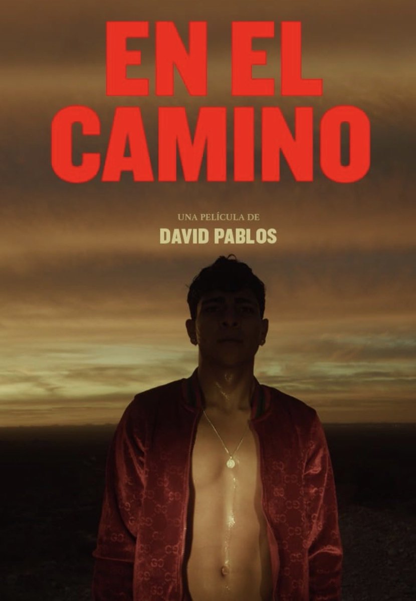 marincine's tweet photo. Excesiva y tremendista, En el Camino (disponible en @hbomax y @PrimeVideo), multinominada al premio Ariel y seleccionada por la @AcademiaCineMx para representar a 🇲🇽 en la competencia por el Oscar a mejor película internacional. Dirigida por David Pablos (realizador de la ganadora del Ariel, Las Elegidas, y la fallida El Baile de los 41), es una crónica de la relación de un joven gay, que tiene encuentros sexuales con traileros, con un chofer con quien entabla una amistad profunda, que se vuelve una historia de amor.
Con su valor argumental, el relato cae en situaciones ciertamente grotescas y burdas, en un evidente, torpe e innecesario afán provocativo cargado de pretenciosidad.