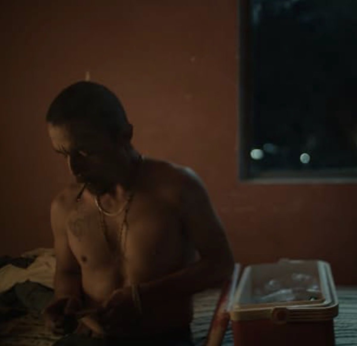 marincine's tweet photo. Excesiva y tremendista, En el Camino (disponible en @hbomax y @PrimeVideo), multinominada al premio Ariel y seleccionada por la @AcademiaCineMx para representar a 🇲🇽 en la competencia por el Oscar a mejor película internacional. Dirigida por David Pablos (realizador de la ganadora del Ariel, Las Elegidas, y la fallida El Baile de los 41), es una crónica de la relación de un joven gay, que tiene encuentros sexuales con traileros, con un chofer con quien entabla una amistad profunda, que se vuelve una historia de amor.
Con su valor argumental, el relato cae en situaciones ciertamente grotescas y burdas, en un evidente, torpe e innecesario afán provocativo cargado de pretenciosidad.