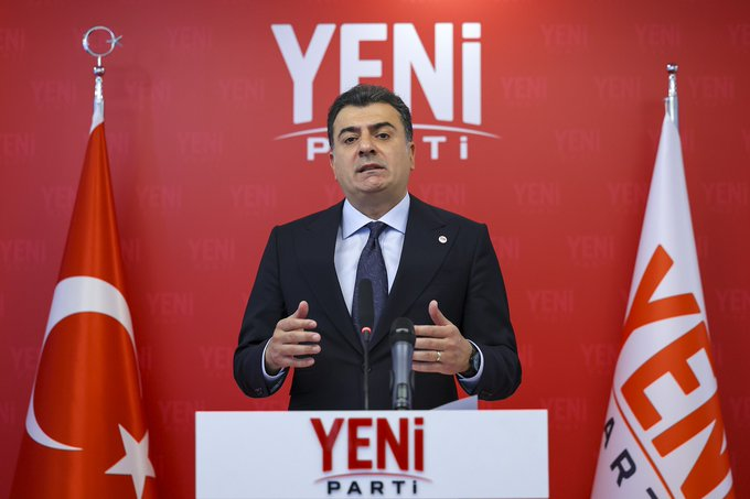 TC_MKemal's tweet photo. Fatma Betül Sayan Kaya nın 2 milyar liralık vurgununu ortaya çıkartan ,açıklayan Yeni Parti sözcüsü Zeynel Emre için milyonlarca alkış rica ediyorum.

İlk alkış benden 
@ZeynelEmre_  👏👏👏👏👏👏👏👏 https://t.co/7oSysfMk2K