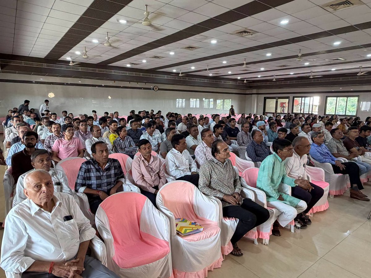 maya_mavani's tweet photo. 🎓📚 શિક્ષણ એ ઉજ્જવળ ભવિષ્યનો પાયો છે.

શ્રી સૌરાષ્ટ્ર પાટીદાર સોશ્યલ ટ્રસ્ટ, સુરત દ્વારા આયોજિત શિક્ષણ સહાય નિધિ અંતર્ગત ઉચ્ચ શિક્ષણ માટે વિદ્યાર્થીઓને સહાયરૂપે ચેક વિતરણ સમારોહમાં વિદ્યાર્થીઓને શુભેચ્છાઓ પાઠવી.

વિદ્યાર્થીઓના શિક્ષણ અને ભવિષ્યને સશક્ત બનાવતી આ સેવાકીય પહેલ પ્રશંસનીય છે. તમામ વિદ્યાર્થીઓને ઉજ્જવળ ભવિષ્ય માટે હાર્દિક શુભકામનાઓ. 🌸

#શિક્ષણ #વિદ્યાર્થીસહાય #ઉચ્ચશિક્ષણ #સુરત #શૈક્ષણિકસમારોહ