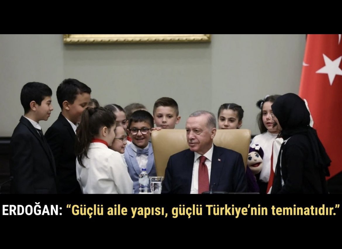 Berrnnaa1's tweet photo. @RTErdogan Sayın Cumhurbaşkanım @RTErdogan ailenin önemini dünyaya ilan eden bir Cumhurbaşkanı olarak bizlerin aile birliğini de düşündüğünüze eminiz, size güveniyoruz, arz ederiz. #AileninSesiCumhurunReisi https://t.co/9vm6Dp1xDA