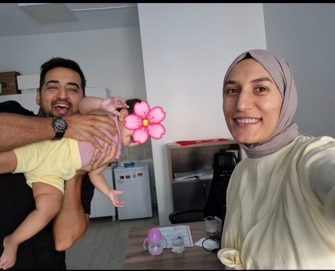 hacerogret9's tweet photo. Sayın Cumhurbaşkanım, evlatlarınızın ve torunlarınızın üzerine titreyen bir baba ve dede olarak aile özlemini anlayacağınıza inanıyoruz. BM’de dile getirdiğiniz aile hassasiyetinin, aile birliği bekleyen öğretmenler için de karşılık bulmasını istiyoruz. #AileninSesiCumhurunReisi @RTErdogan @EmineErdogan @_cevdetyilmaz @burhanduran @hasandogan
