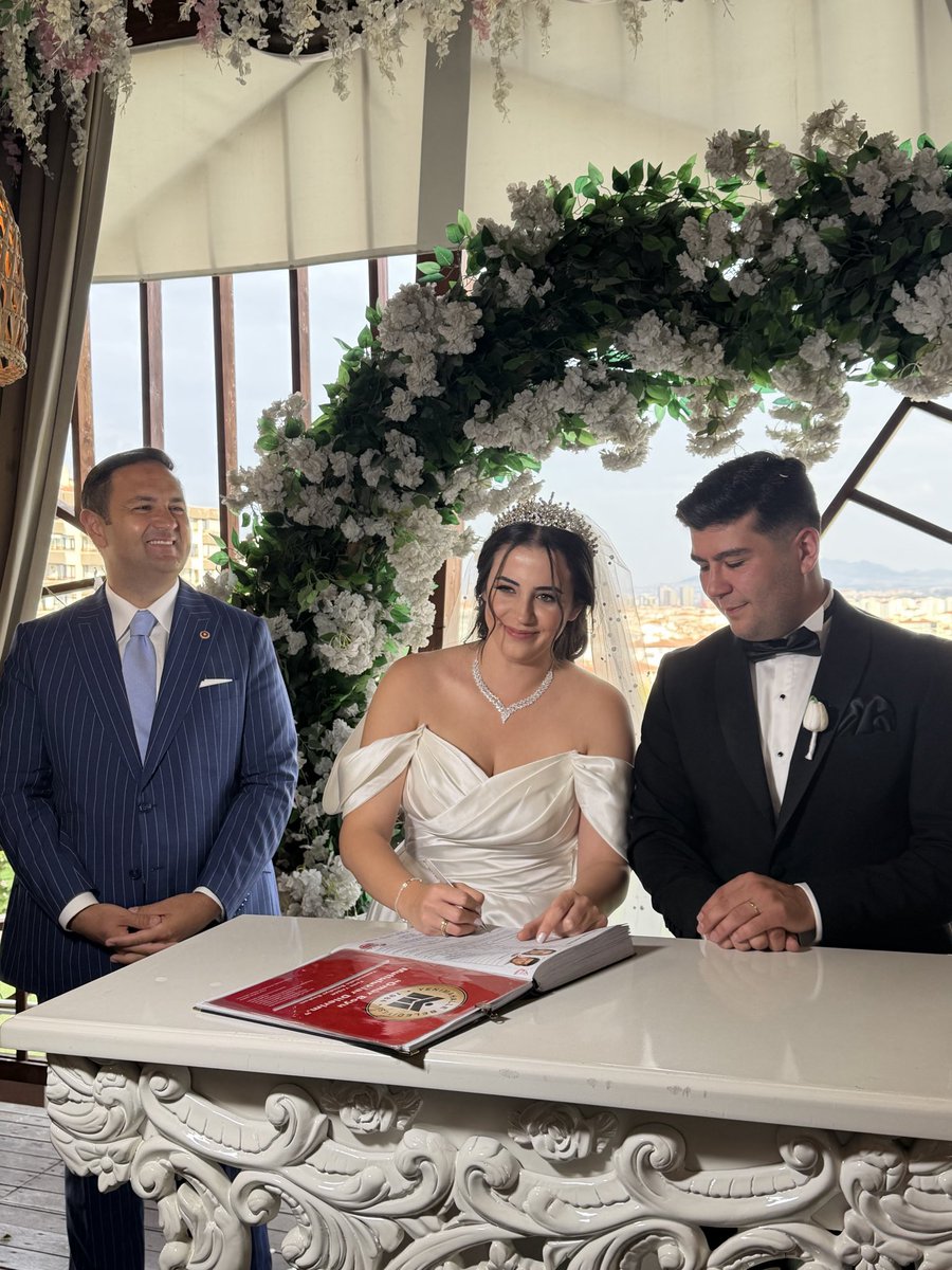 AKDOGANumut's tweet photo. Türkiye Büyük Millet Meclisi’nde danışmanım, kıymetlimiz Gizem ile oğlumuz Kerem dünya evine girdi.

Nikahımız da bizleri onurlandır an genel başkan yardımcılarız @aylinyaman_ , @gulciftci ve tüm dostlarımıza çok teşekkür ediyorum https://t.co/h4SrUXRmud