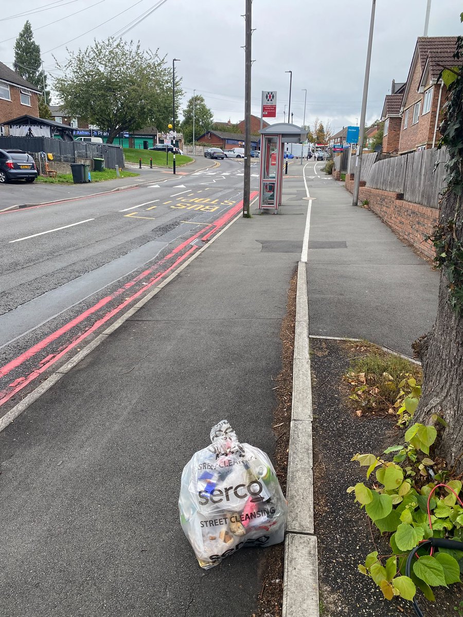 Litterwatch1's tweet photo. Andy’s been back out on his adopted streets in Smethwick today. Overflowing bins up on Queen’s Road, and even more nitrous oxide canisters dumped down at Smethwick Millbrook. It’s a complete and utter nightmare.
#Smethwick #nitrousoxide #LitterPick https://t.co/c6Zt5pQ1Dx