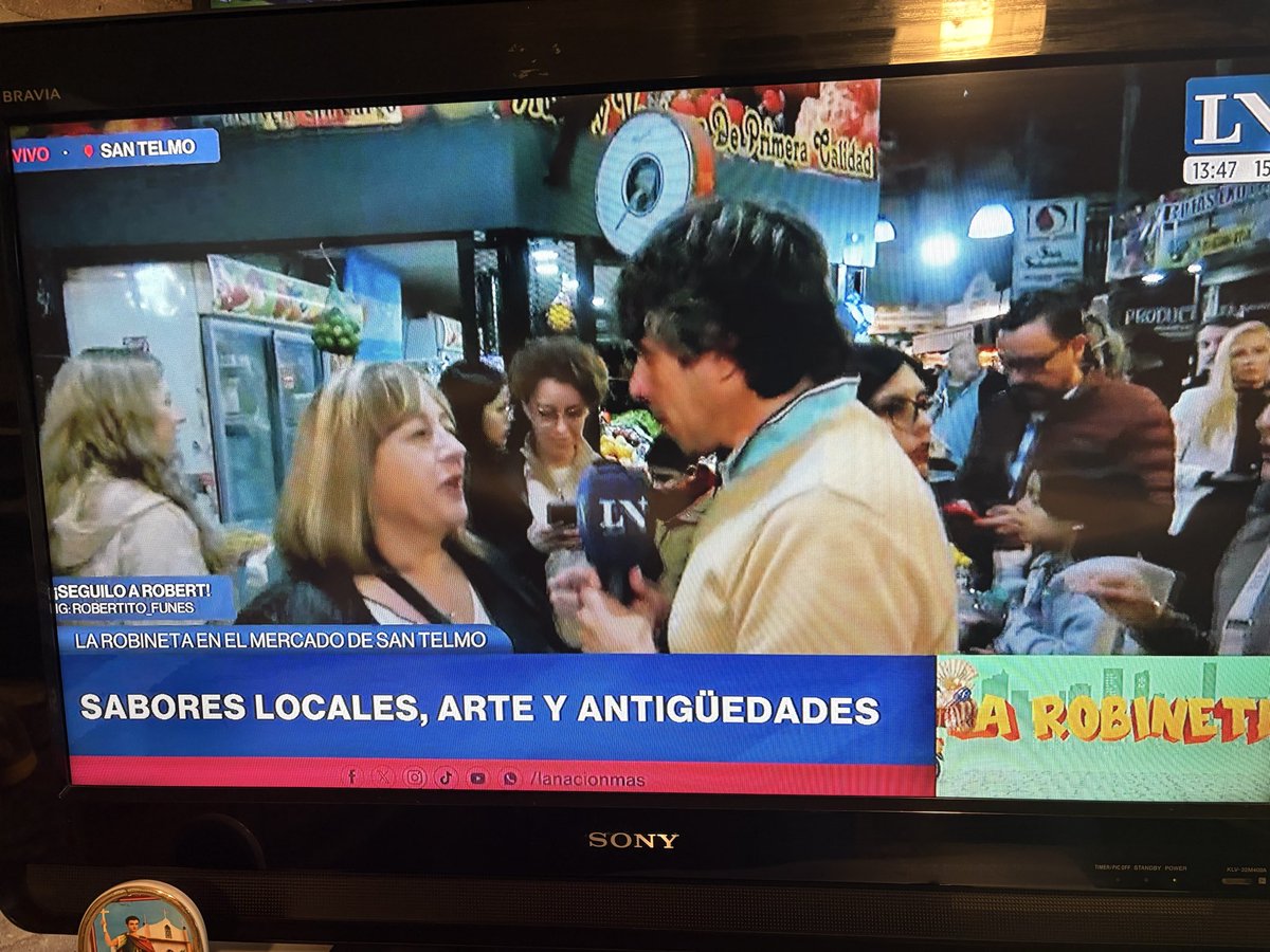 malcomgomez's tweet photo. Hace 1 hora que Robertito Funes viene sosteniendo la programación de LN+ él solito, y sin cortes, nada más recorriendo el mercado de San Telmo, poniéndole el micrófono al parrillero que le convida una provoleta, a un turista holandesa, a una pareja que se acaba de conocer en Tinder, a otra que le enseña a manejar chatgtp, Me saco el sombrero.