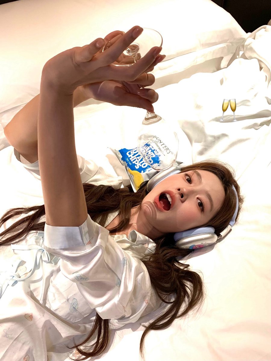 ruothan's tweet photo. 📸, life update: laying on my bed all day long with round potato chips...!%^ lazy me,, happy me.. :> do you think the moon is crispy too..?? 🌕 https://t.co/Q1mbLJOB32