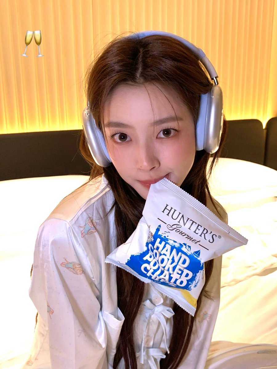 ruothan's tweet photo. 📸, life update: laying on my bed all day long with round potato chips...!%^ lazy me,, happy me.. :> do you think the moon is crispy too..?? 🌕 https://t.co/Q1mbLJOB32