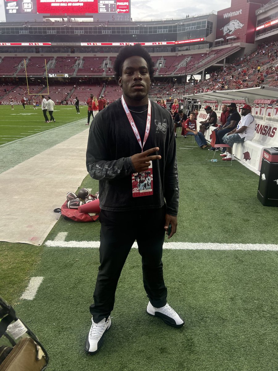 kentzbrown2028's tweet photo. Had a great time @RazorbackFB . Appreciate all the love feels good coming for your home state 💪🏾💪🏾 , great team win as well @CoachBreyCook @CoachYACJohnson @RSilverfield @247Sports @SWiltfong_ @RivalsHS @samspiegs @k_sutherlandAR @DannyWest247 @_Sherodrick @dumasbobcatsfb https://t.co/3vfZt47BEr