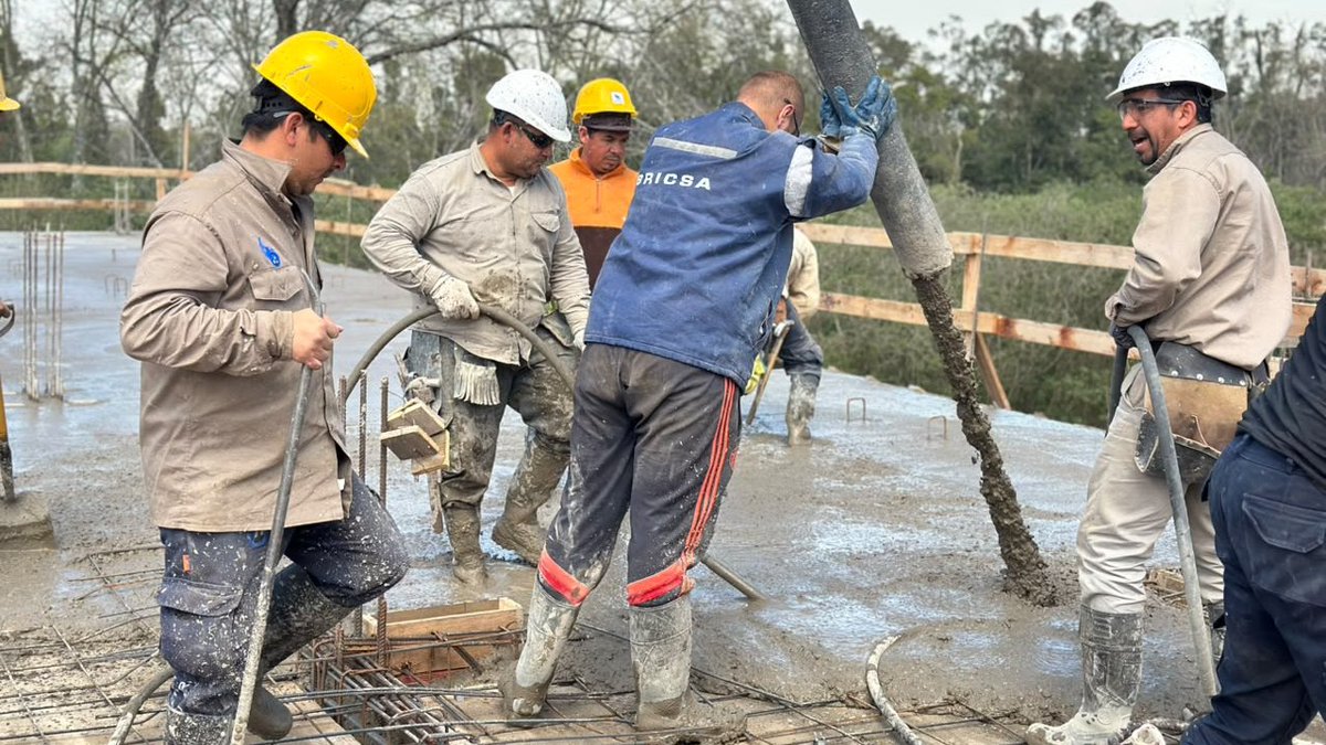CascallaresPJ's tweet photo. ¡SE VIENE OTRO GIGANTE A ALMIRANTE BROWN!

🏗️🚧 Trabajando junto a @BAProvincia avanzamos a todo ritmo con la construcción del nuevo edificio de aulas y talleres para nuestra querida @unaboficial en Burzaco.

La nueva estructura tendrá más de mil metros cuadrados con aulas técnicas, talleres, informática y espacios administrativos que fortalecen la formación y amplían oportunidades para miles de estudiantes brownianos.

#BrownConVos