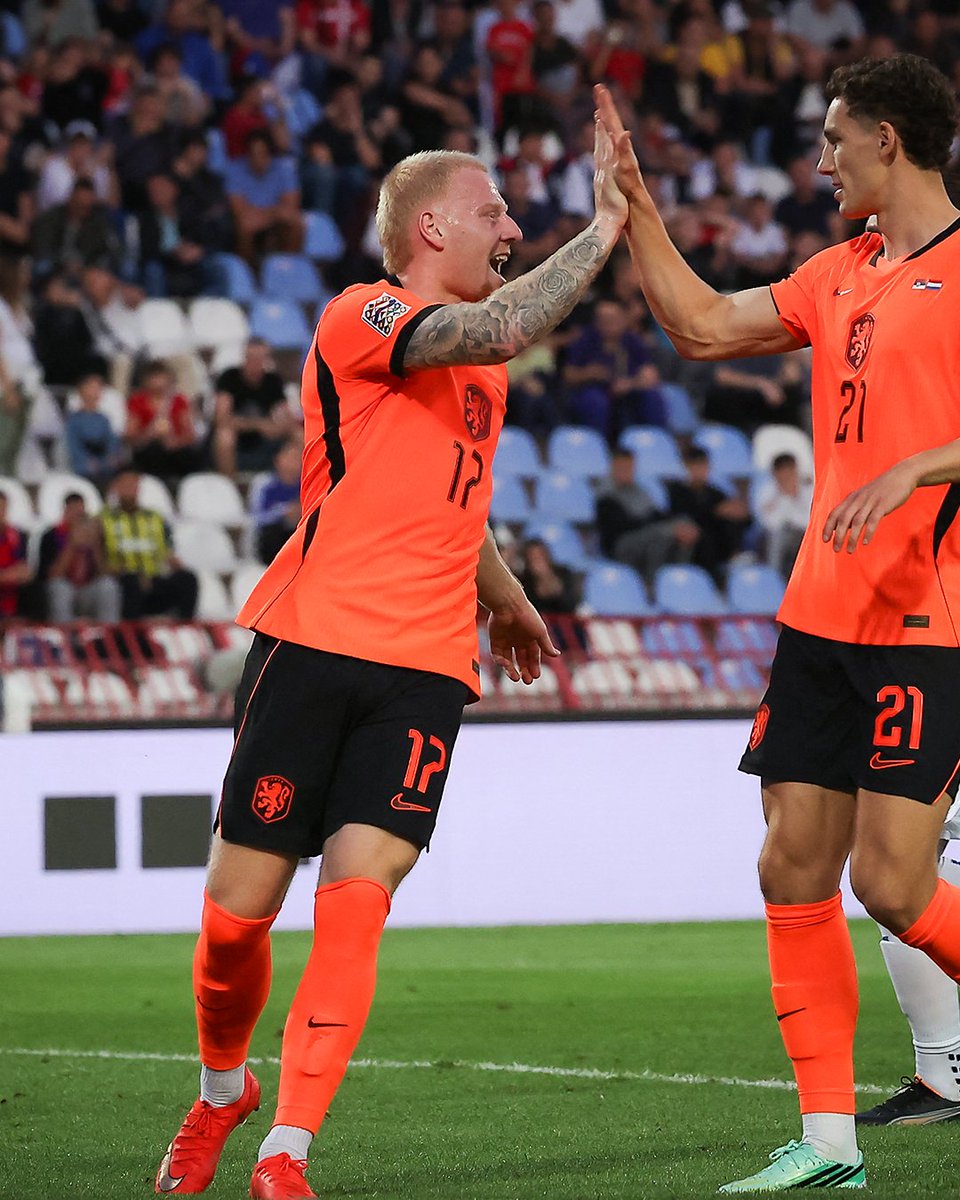 brfootball's tweet photo. 30’—Serbia 1-1 Netherlands ⚽
69’—Serbia 1-2 Netherlands ⚽

23-year-old Mexx Meerdink scores his first goals for the Netherlands to hand Xavi his first win 🇳🇱 https://t.co/FmSW6C8c75
