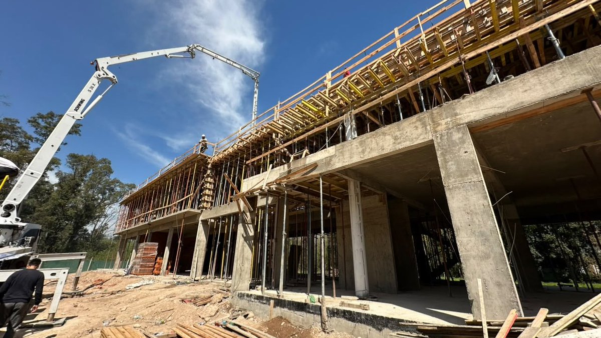 CascallaresPJ's tweet photo. ¡SE VIENE OTRO GIGANTE A ALMIRANTE BROWN!

🏗️🚧 Trabajando junto a @BAProvincia avanzamos a todo ritmo con la construcción del nuevo edificio de aulas y talleres para nuestra querida @unaboficial en Burzaco.

La nueva estructura tendrá más de mil metros cuadrados con aulas técnicas, talleres, informática y espacios administrativos que fortalecen la formación y amplían oportunidades para miles de estudiantes brownianos.

#BrownConVos