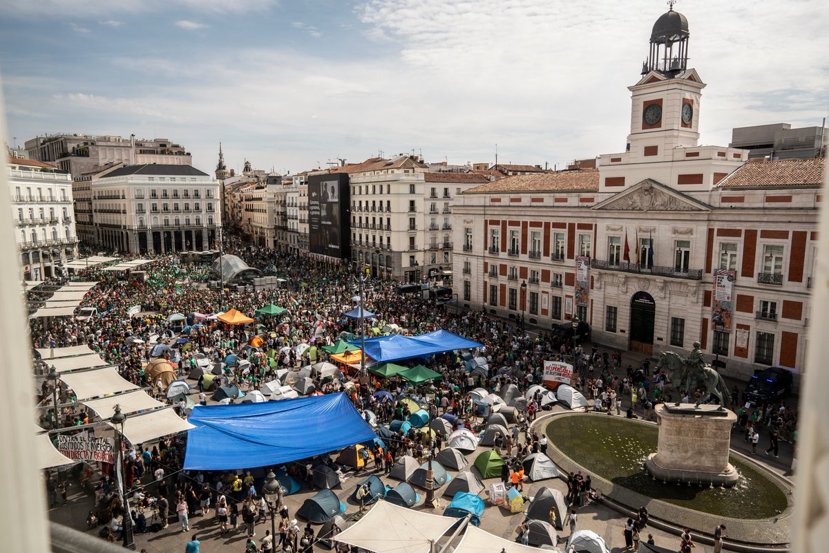 OlmoCalvo's tweet photo. Acampada por la vivienda en la Puerta del Sol.
Madrid, 27/09/2026 https://t.co/UALMoCUZfd