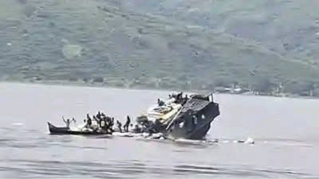 243Afro12253's tweet photo. #RDC 🇨🇩 : NOUVEAU DRAME SUR LE LAC KIVU : Naufrage d'un bateau TRANSPORTANT PLUS DE 80 PERSONNES À #IDJWI.
Une pirogue motorisée transportant plus de 80 passagers a chaviré sur le lac Kivu dans la nuit du samedi 26 à ce dimanche 27 septembre 2026.
L'embarcation, qui avait quitté #Bukavu pour se rendre sur l'île d'Idjwi, aurait été surprise par une forte vague.
Un premier bilan local fait état d'au moins 10 rescapés secourus, tandis que de nombreux passagers demeurent portés disparus. Les opérations de recherche et de sauvetage se poursuivent pour retrouver des survivants et déterminer le bilan exact du naufrage.