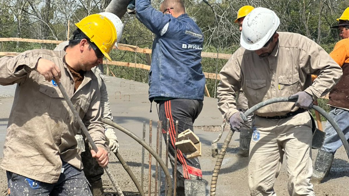 CascallaresPJ's tweet photo. ¡SE VIENE OTRO GIGANTE A ALMIRANTE BROWN!

🏗️🚧 Trabajando junto a @BAProvincia avanzamos a todo ritmo con la construcción del nuevo edificio de aulas y talleres para nuestra querida @unaboficial en Burzaco.

La nueva estructura tendrá más de mil metros cuadrados con aulas técnicas, talleres, informática y espacios administrativos que fortalecen la formación y amplían oportunidades para miles de estudiantes brownianos.

#BrownConVos