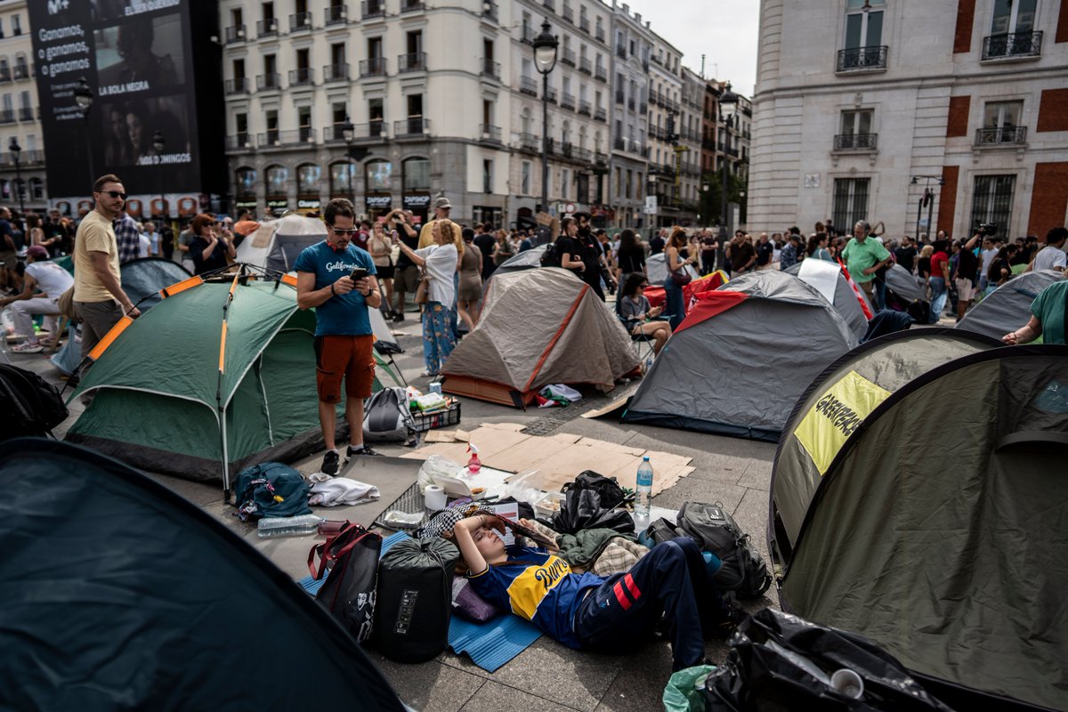 OlmoCalvo's tweet photo. Acampada por la vivienda en la Puerta del Sol.
Madrid, 27/09/2026 https://t.co/UALMoCUZfd