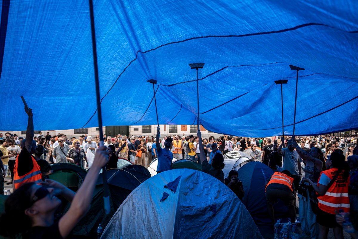 OlmoCalvo's tweet photo. Acampada por la vivienda en la Puerta del Sol.
Madrid, 27/09/2026 https://t.co/UALMoCUZfd