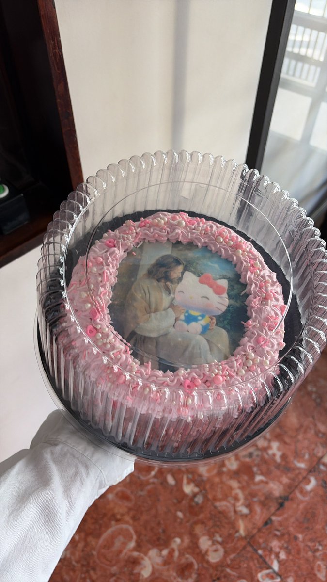 trostes's tweet photo. fiz 33 anos e esse foi o meu bolo https://t.co/dOjVn8aTtk