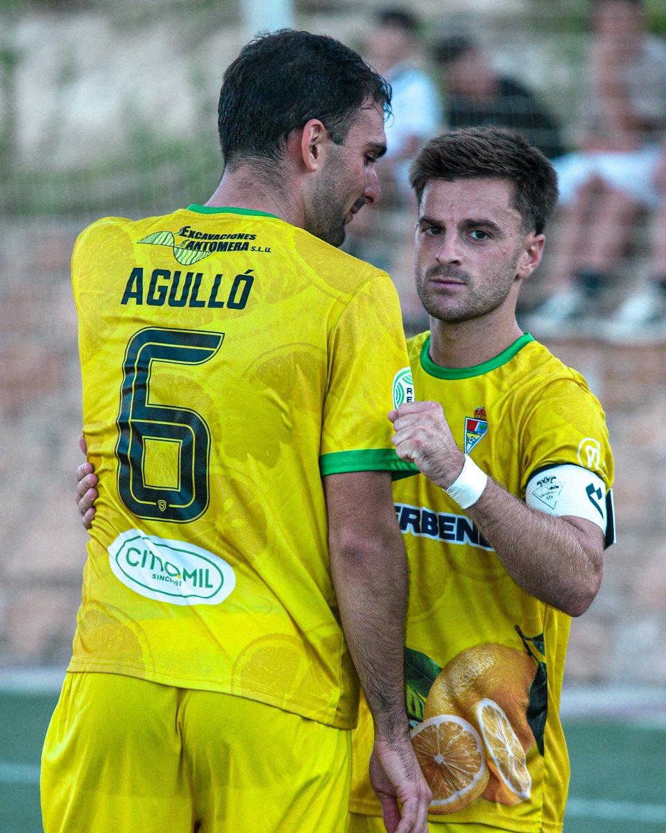 CFSantomera1's tweet photo. 83โ | ยกGOOOOOL! ยกGOOOOOL! ยกGOOOOOLAZO DE ESTEBAN!
Gran jugada combinativa de todo el equipo que culmina con una pared entre Samu y Fรฉlix. El lateral recibe y pone un gran pase de la muerte y Esteban la manda al fondo de la red.
#BullasSantomera (0-2) https://t.co/UZOmhATdR9